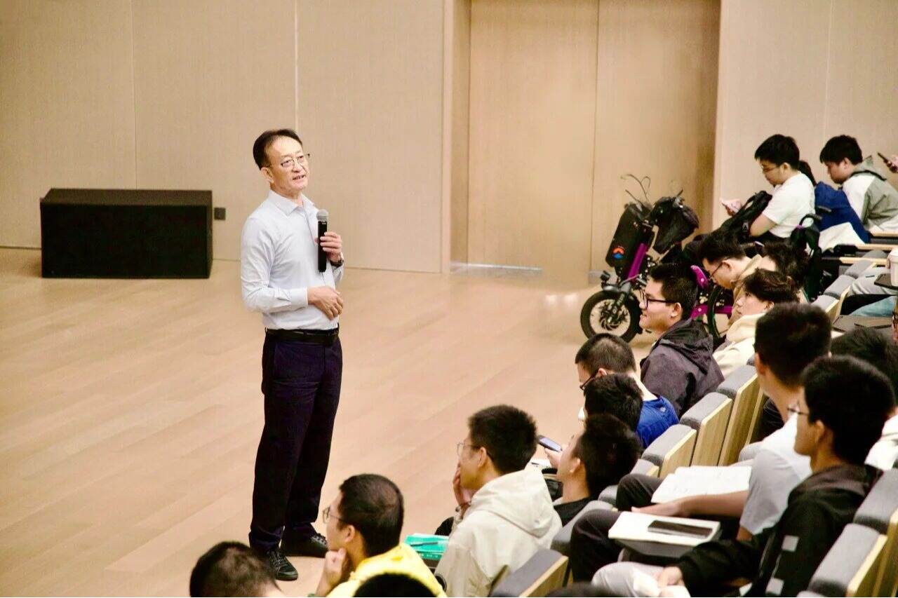 樊建平校长开讲2025年秋季学期“思政第一课”