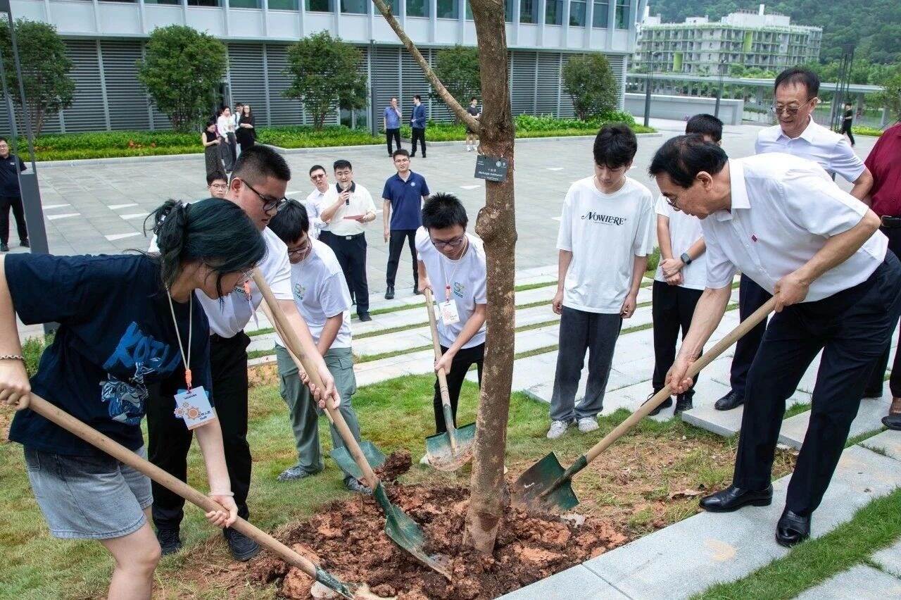 白春礼与深圳理工学子共植“青春林”,科技报国的种子在这里发芽!