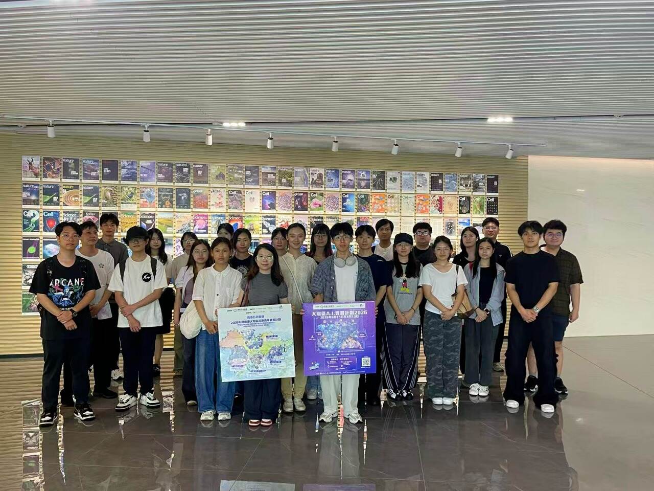 近30名香港青年走进英国威廉集团官网探索AI前沿