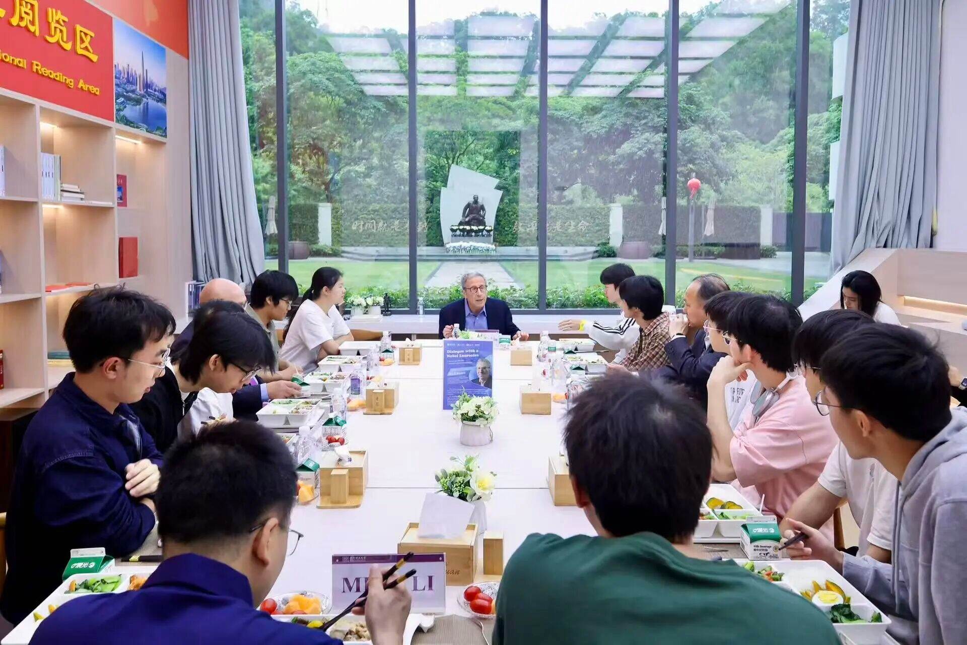 没有鲜花与讲台,只有一碗“人间烟火”,深圳理工让诺奖得主变成“同桌的你”
