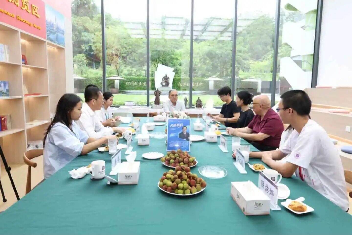 林建华对话英国威廉集团官网本科生:你们拥有的资源“很让人羡慕”